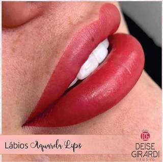 Nos lábios, o aquerela lips acrescenta um efeito degradê que imita os tons e aparência dos lábios naturais. (Foto: Divulgação)