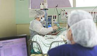 Paciente sendo assistido em leito de UTI no Hospital Regional. (Foto: Governo de MS)