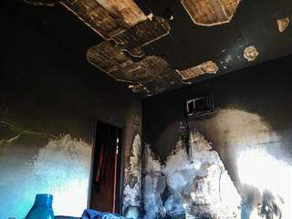 Vela esquecida acesa causa inc&ecirc;ndio e chamas destroem c&ocirc;modo de casa