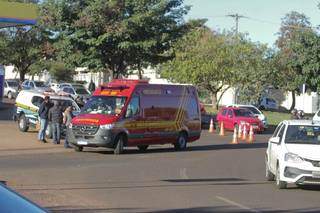 Motociclista fica ferida ao atingir caminh&atilde;o em rotat&oacute;ria