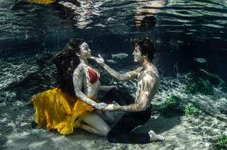 Os modelos Iago Bernado e Paula Correia ficaram debaixo d’água apenas com a respiração presa (Foto: Erika Beux )