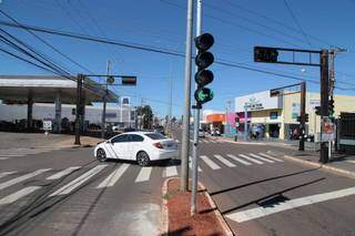 Semáforo na Avenida Júlio de Castilho facilita a conversão. (Foto: Denilson Secreta/PMCG)