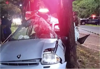 Professora conduzia Clio, que bateu em árvore após acidente com Gol. (Foto: Direto das Ruas)