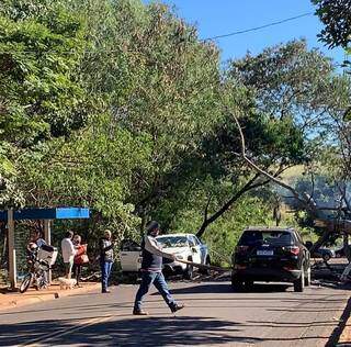 Foto tirada minutos depois que dois carros foram atingidos (Foto: Direto das Ruas)