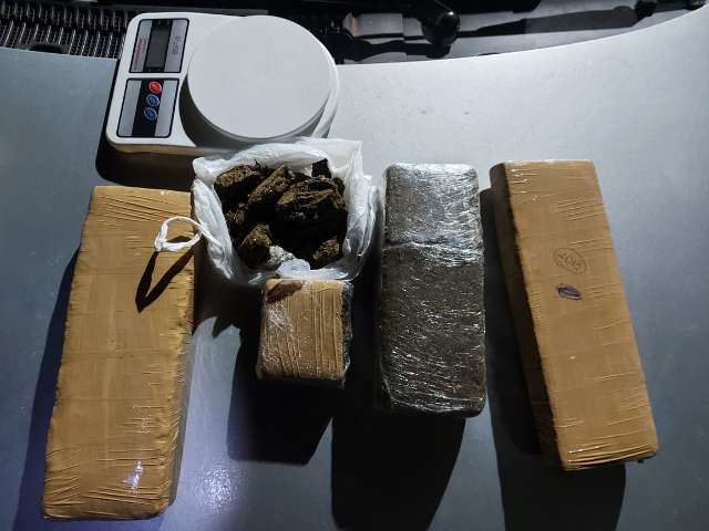 Abordagem a van termina com pris&atilde;o e apreens&atilde;o de R$ 15 mil em drogas 
