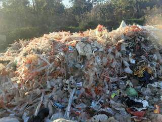 Montanha de lixo suspeito foi deixada na tarde desta quinta-feira. (Foto: Direto das Ruas)