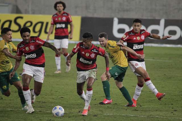 Flamengo joga com cautela, vence o Cuiab&aacute; e se aproxima do G4