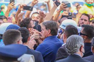 O presidente, Jair Bolsonaro (sem partido), aglomerando com apoiadores em Corumbá, no ano passado (Foto: Marcos Maluf/Arquivo)
