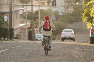 Ciclista agasalhado seguindo na via (Foto: Marcos Maluf)