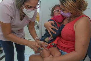 Profissional de saúde vacina criança em unidade de saúde da Capital (Foto: Marcos Maluf/Arquivo)