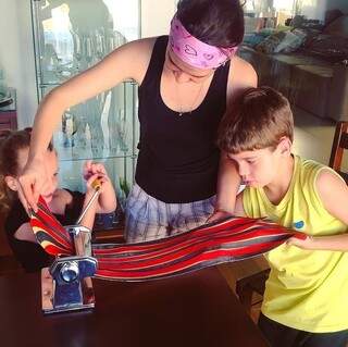 Miriam fazendo macarrão com as crianças. (Foto: Reprodução Redes Sociais)