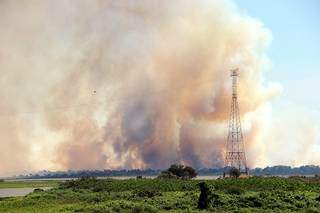Fogo as margens do Rio Paraguai, em Porto Murtinho; fumaça toma conta da cidade (Foto: Porto Murtinho Notícias)