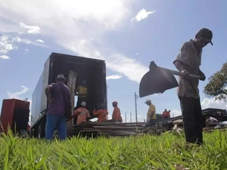 Trabalhadores do Proinc fazem limpeza de terreno em loteamento de Campo Grande (Foto: Arquivo) 