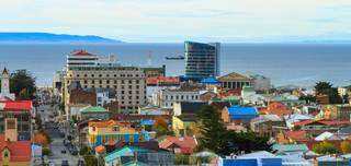 A cidade da Patagônia chilena com seus telhados coloridos é a porta de entrada para a Antartida (Foto: Reprodução)