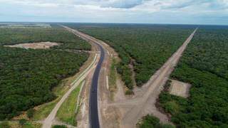 A pavimentação da rodovia ligando Porto Murtinho, em Mato Grosso do Sul, a Loma Plata, no Departamento de Boquerón, está próxima de ser concluída (Foto: Reprodução)