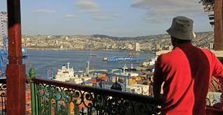 Turista contempla a vista para o Porto de Valparaiso, cidade conhecida como a Jóia do Pacífico (Foto: Reprodução)