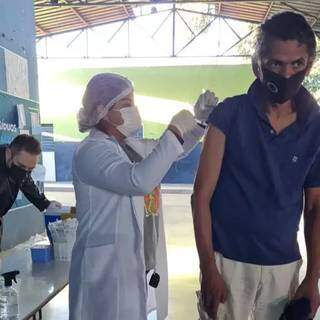 Homem é vacinado contra a covid-19 com dose única da Janssen em Corumbá (Foto: Direto das Ruas)