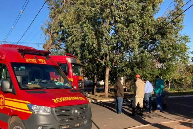 Sol forte atrapalha visão de motorista e causa acidente em cruzamento