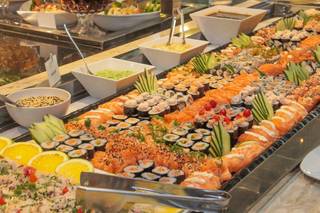 Mesa de comida japonesa é a mais completa da cidade. (Foto: Marcos Maluf)