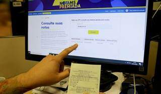 Consumidor confere números de cupom na internet (Foto: Divulgação)