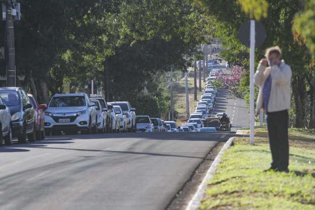Com medo de ficar sem dose, população madruga e drive tem fila quilométrica