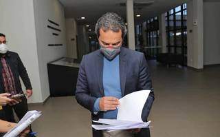 Marquinhos lê documento a ser entregue para procurador-geral. (Paulo Francis)