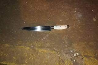 Rapaz ataca policial com faca e leva tiro no bra&ccedil;o