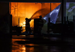 Combate a incêndio em atacadista no mês de setembro do ano passado em Campo Grande. (Foto: Marcos Maluf)