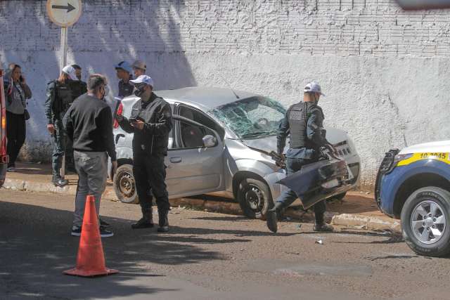 Motorista dirige pela contram&atilde;o e provoca acidente com capotagem 