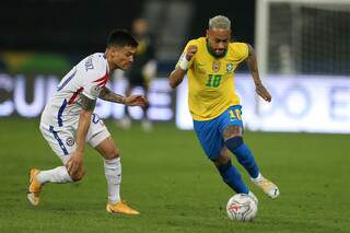 Neymar durante disputa de bola na partida desta noite. (Foto: Estadão Conteúdo) 