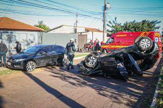 Motorista bate na traseira de carro estacionado e capota em avenida 