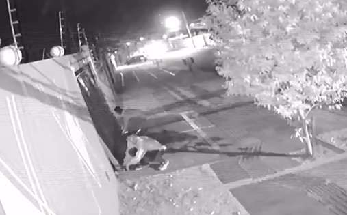 &ldquo;Bem vestido&rdquo;, trio arromba port&atilde;o e assalta casa na Piratininga