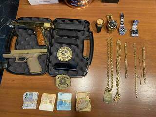 Armas, joias e dinheiro apreendidos nesta manhã (Foto: Divulgação PF)