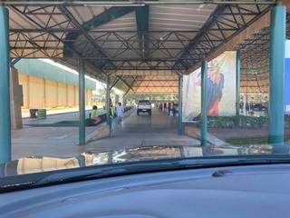 Fila vazia em drive-thru da UCDB, em Campo Grande (Foto: Direto das Ruas)