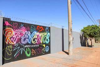 Policiais federais estiveram em casa de festas nesta manhã (Foto: Henrique Kawaminami) 