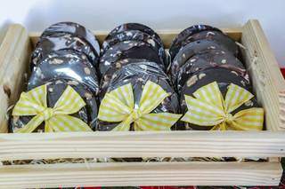 Pães de mel banhados em chocolate belga embalados com todo charme. (Foto: Kísie Aionã)