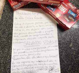 Carta e caixas de chocolate entregues à UBS Silvia Regina. (Foto: Divulgação/Sesau)