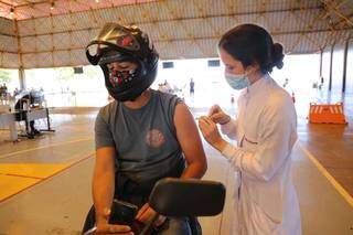 Dose da vacina contra a covid-19 sendo aplicada em motociclista. (Foto: Paulo Francis) 