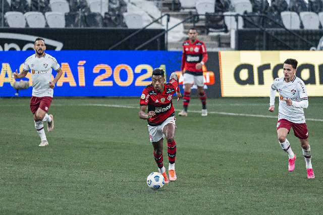 Em S&atilde;o Paulo, Fluminense usa contra-ataque e vence o Flamengo com gol no final