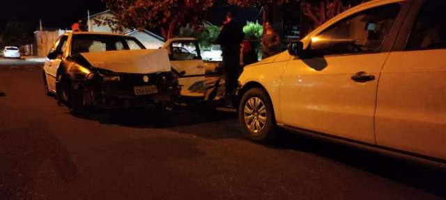 Em fuga da pol&iacute;cia suspeito bate carro, sai correndo e passageiro acaba preso
