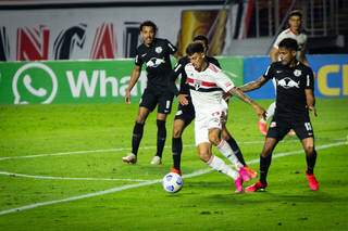 S&atilde;o Paulo se desfaz no 2&ordm; tempo, leva virada do Bragantino e segue sem vencer