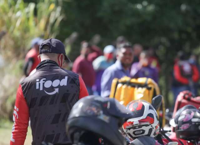 Motoentregadores fazem protesto contra aplicativos e reivindicam aumento de taxa