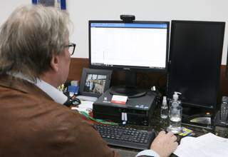 Desembargador analisa processo em home office (Foto: TJMS/Divulgação)