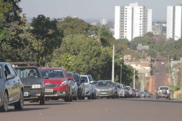 Ap&oacute;s baixa procura, domingo tem fila de 3 km em ponto de vacina&ccedil;&atilde;o