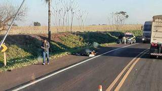 Motociclista caído ao solo e viatura da PRF aos fundos na BR-262. (Foto: Direto das Ruas)