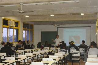 Alunos em sala de aula da faculdade de Engenharia, na UFMS. (Foto: Divulgação) 