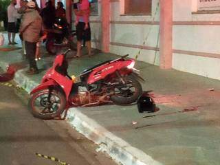 Capacete e moto do rapaz no local do acidente, ontem à noite (Foto: Sidney Assis)