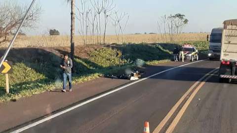 Em curva da BR-262, acidente com caminhão mata motociclista