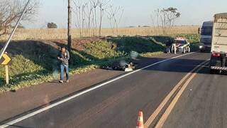 Motociclista caído ao solo e viatura da PRF aos fundos na BR-262. (Foto: Direto das Ruas)