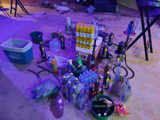 Bebidas encontradas na festa, ontem à noite (Foto/Divulgação)